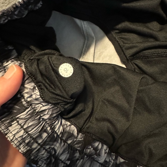 VGUC women’s lululemon shorts size 10 - Picture 2 of 4